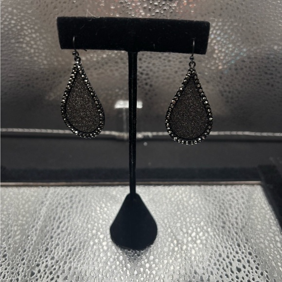 Elegant Black Teardrop Earrings Lightweight. - Picture 2 of 3